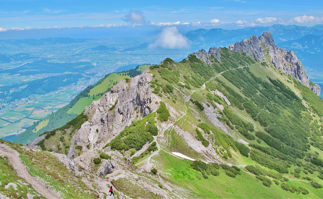 Ausblick auf die Drei Schwestern mit dem Rheintal im Hintergrund